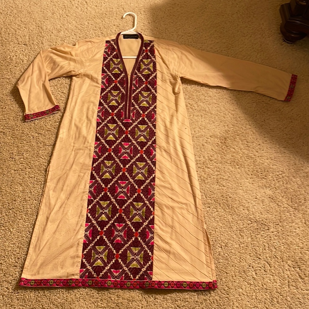Khaadi beautiful Pakistani Indian kurta / shirt with machine embroidery.